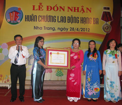 Hong Bang Nursery School receives third-class Labor Medal