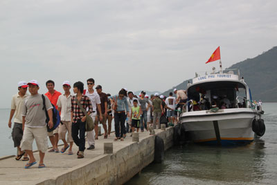 Tourists visit Hoa Lan Stream