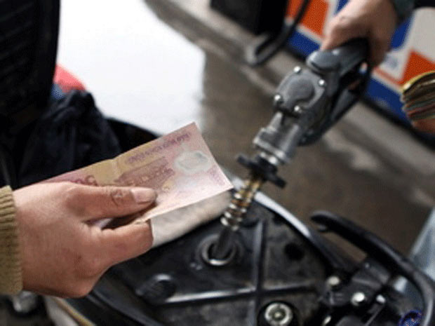 Petrol price cut by VND600/liter