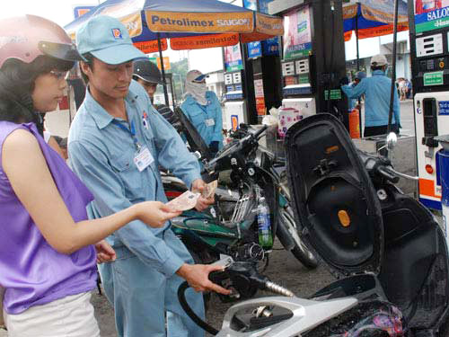 Petrol price falls by VND700/liter