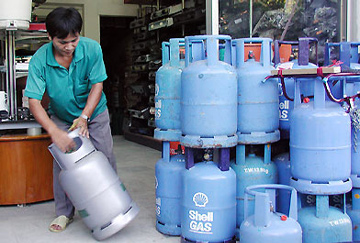 Gas price rises by VND11,000/12-kg tank