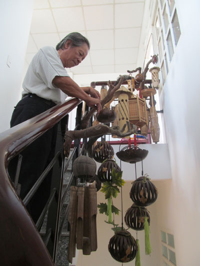 An old skilled coconut shell craftsman