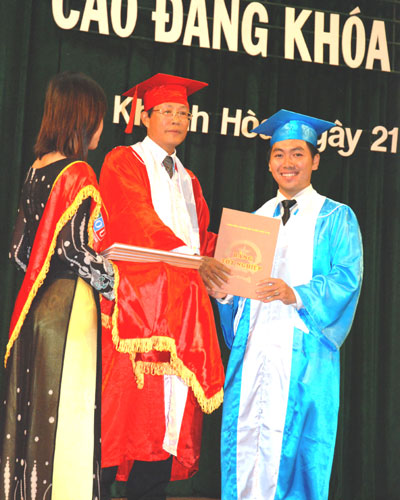 Pacific Ocean University graduates 313 first-course students