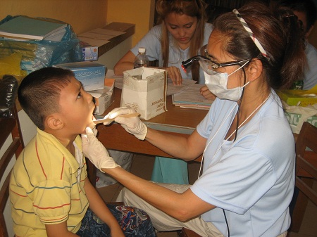 Hope for Tomorrow gives medical examination to 3,000 people in Nha Trang