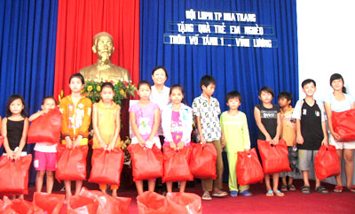 61 poor primary pupils in Vinh Luong given presents v