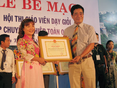 35 awarded 1st prize at 9th National Vocational Teacher Competition 2012