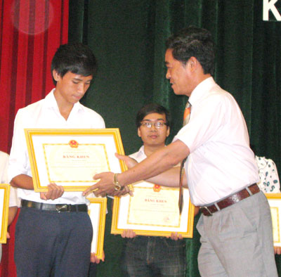 400 excellent students rewarded