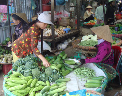 Food prices falls slightly