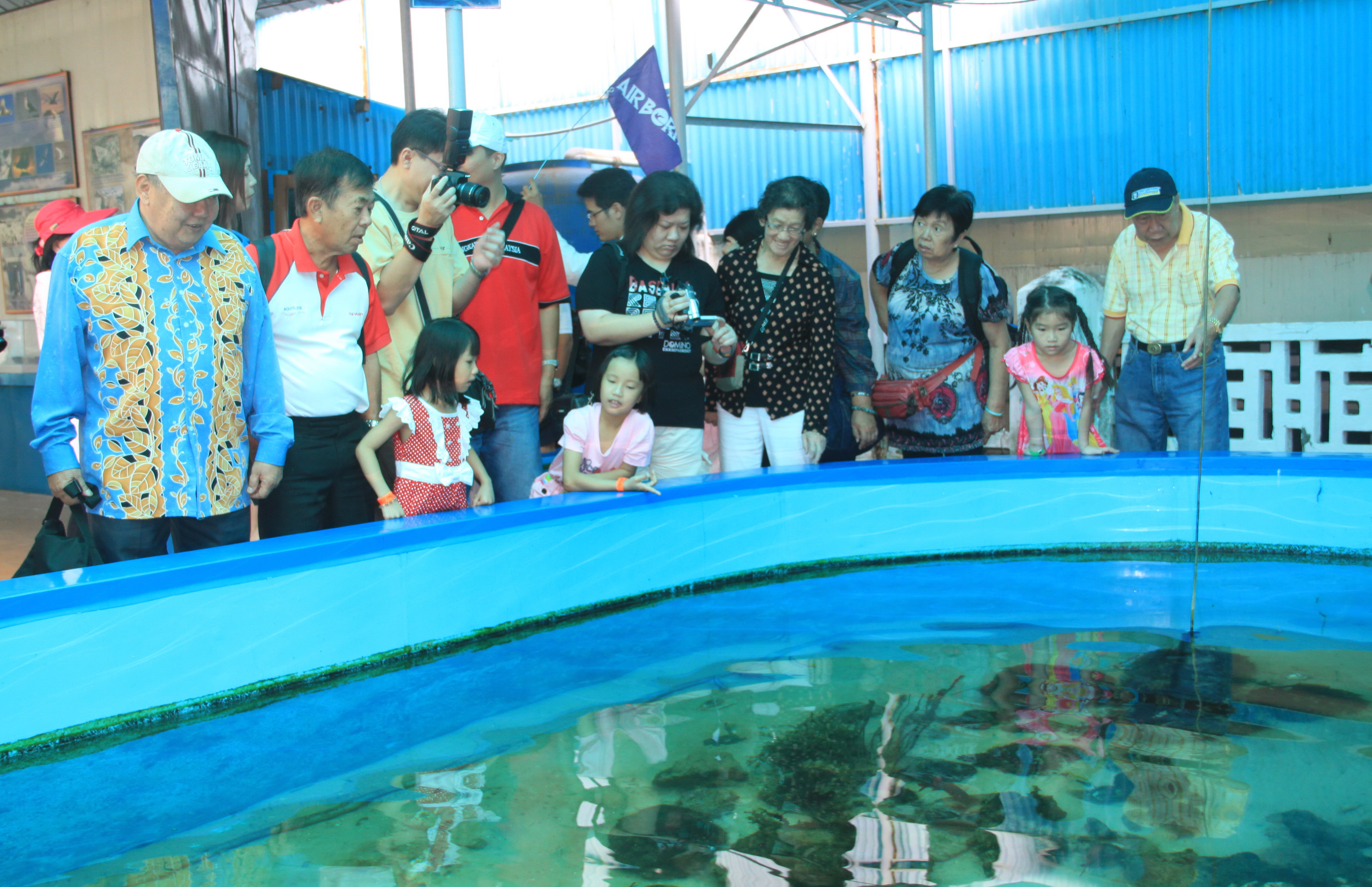 Cruise tourists visit Institute of Oceanography in Nha Trang.