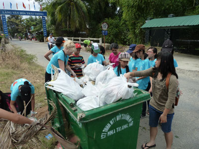 Clean- up campaign in Vinh Thai Commune