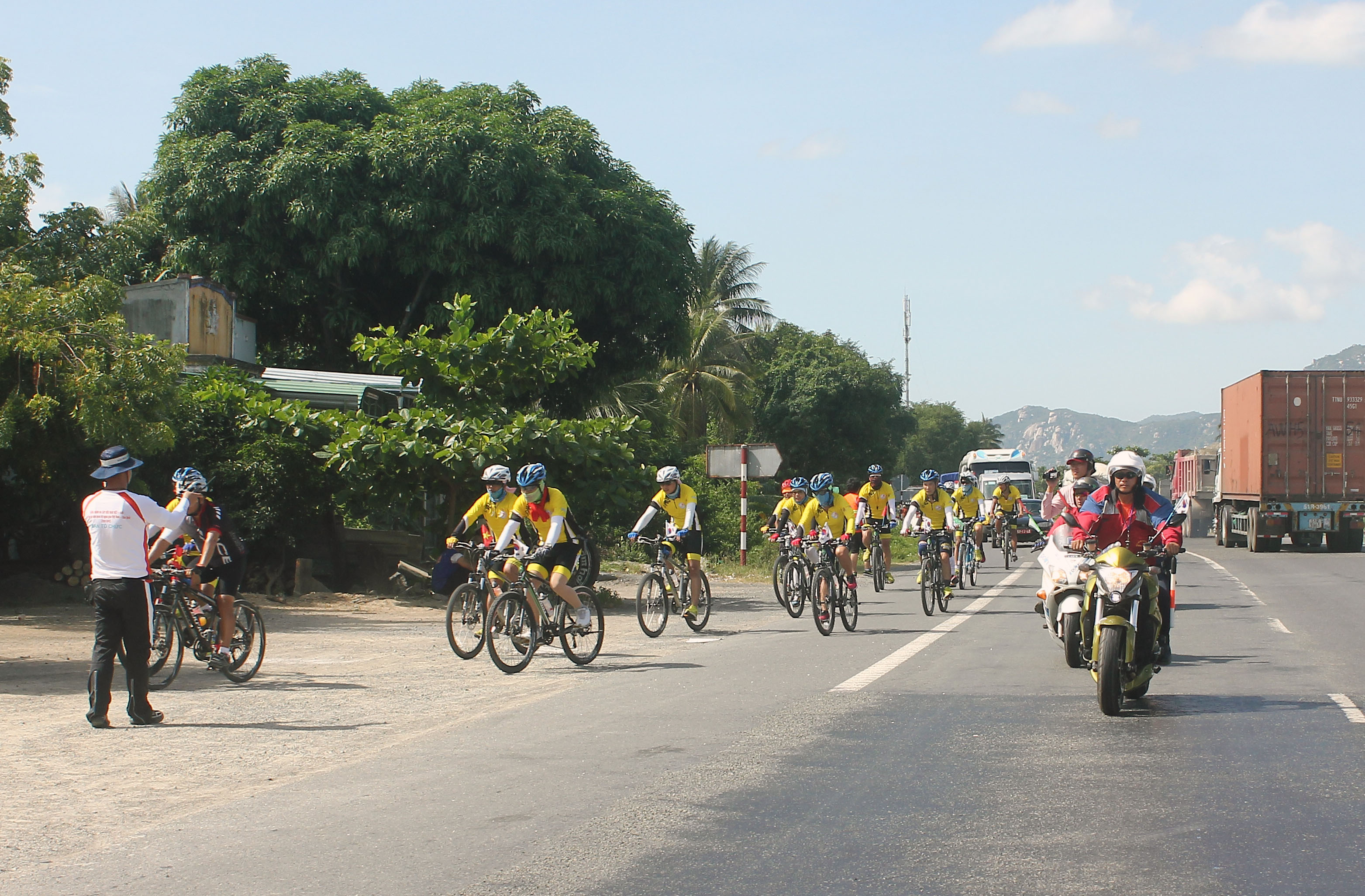 Cycling team arrive Khanh Hoa Province