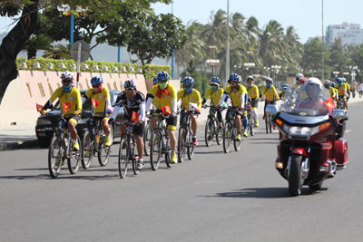 ’Accompanying Agent Orange victims for Vietnam - Korea Friendship’ cycling team leaves Nha Trang for Van Ninh