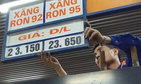 Retail petrol price cut by VND500/liter