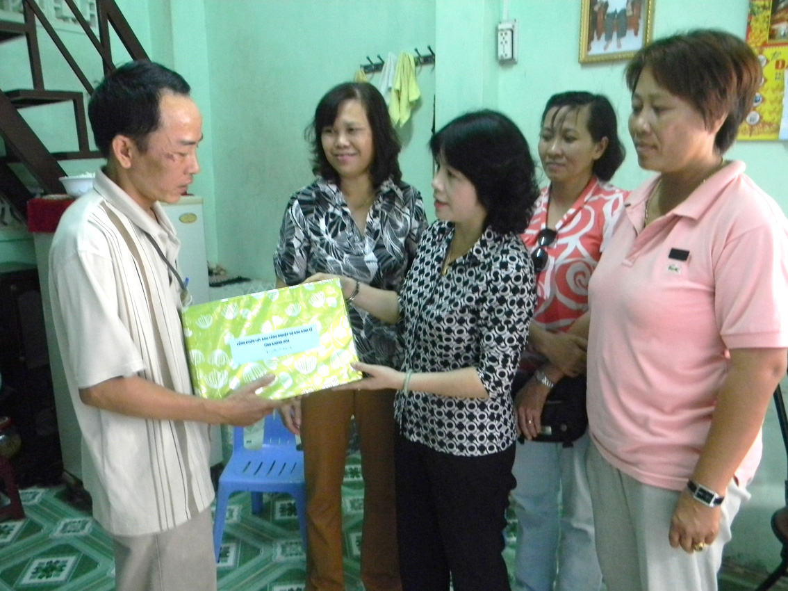 Khanh Hoa Trade Union of Economic &amp; Industrial Zones side by side with workers