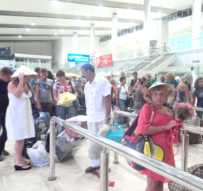 Leaving Nha Trang with many souvenirs. (Photo: Foreign tourists at Cam Ranh International Airport)