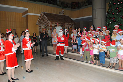 Sheraton Nha Trang Hotel lights up Christmas tree
