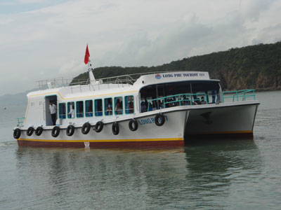 Long Phu 18 ship launched to supply more fresh water for islands