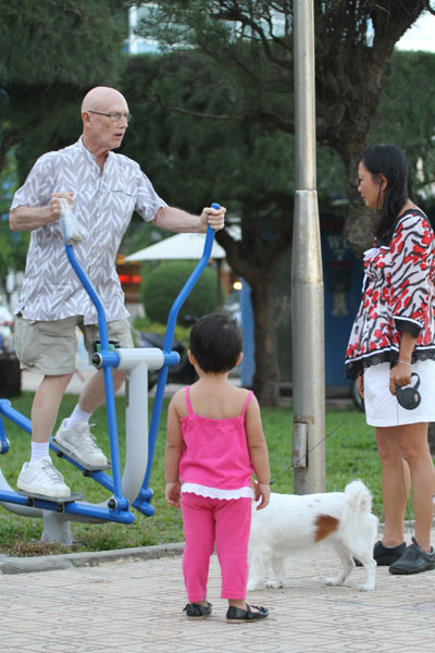 Foreign tourist doing exercise with sports tools.