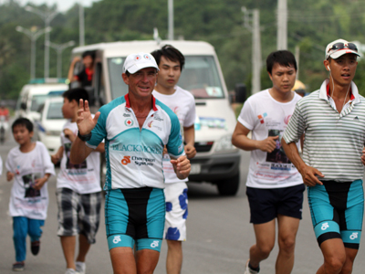 Pat Pamer comes to Khanh Hoa in marathon from eastern pole of Vietnam