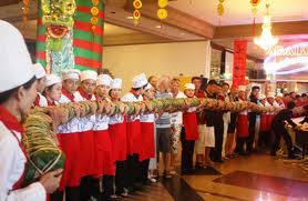 Yasaka-Saigon-Nhatrang cooks giant Tet cake