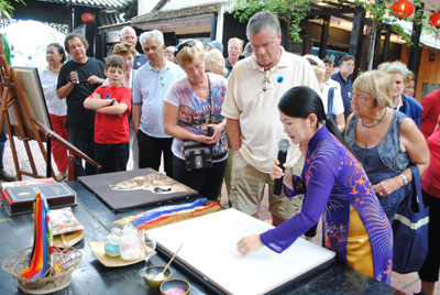 Over 1,400 Volendam ship passengers visit Nha Trang