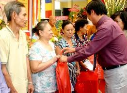 Over 380 New Year gifts offered to Khanh Nam Commune residents