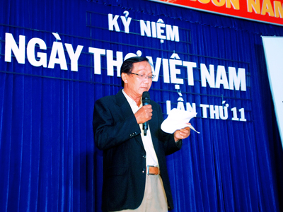 Poet Tran Van Gia reading a poem