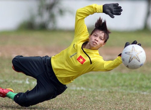 Kieu Chinh honored as best goalkeeper in Southeast Asia