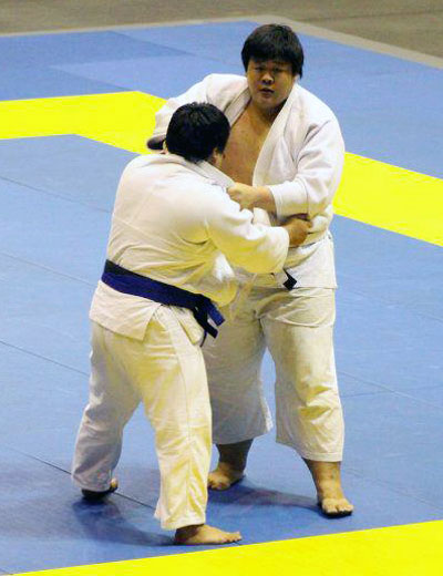 Vo Minh Tri (left) defeated Singaporean rival at King Cup 2012 in Thailand.