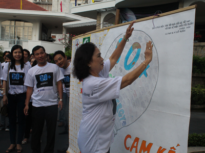 100 join Earth Hour meeting