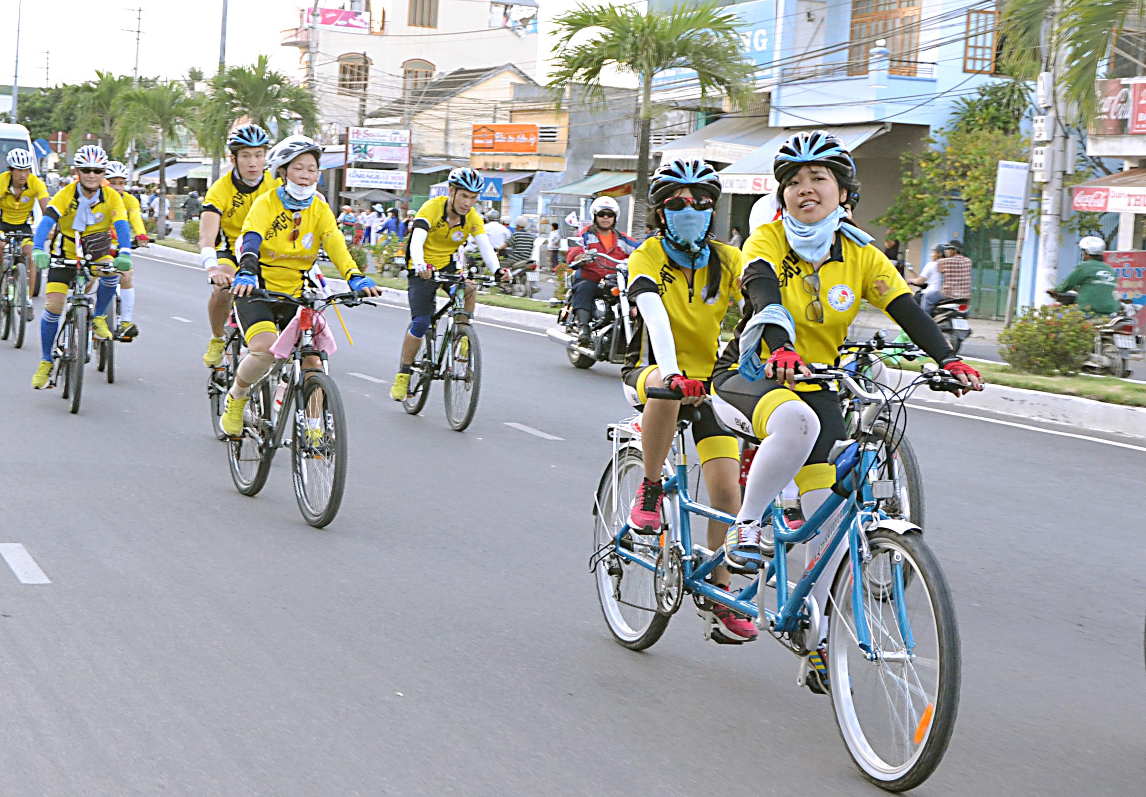 Nha Trang hosts double-bike race for locals and tourists