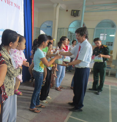 Khanh Hoa Rehabilitation &amp; Education Center for Disabled Children offers 160 gifts to disabled children