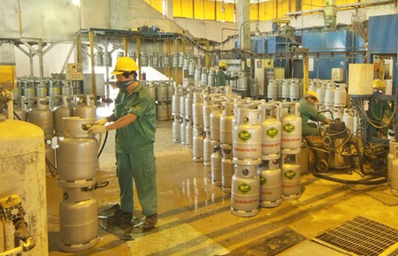 Retail gas price cut by VND17,000/12-kg tank