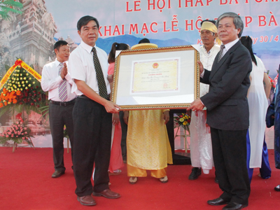  Nguyen Huu Toan, Deputy Director of Heritage Department (under the Ministry of Culture, Sports and Tourism) (left) granted certificate recognizing Ponagar Temple Festival as Intangible Cultural Heritage of the Nation to leader of Khanh Hoa Provincial Department of Culture, Sports and Tourism. Nguyen Huu Toan, Deputy Director of Heritage Department (under the Ministry of Culture, Sports and Tourism) (left) granted certificate recognizing Ponagar Temple Festival as Intangible Cultural Heritage of the Nation to leader of Khanh Hoa Provincial Department of Culture, Sports and Tourism.