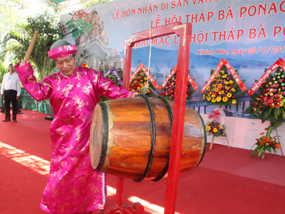 Vice-chairman of Khanh Hoa Provincial Le Xuan Than beats drum to opening Ponagar Temple Festival 2013.  