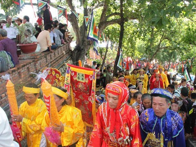  Thousands of pilgrims attend festival.