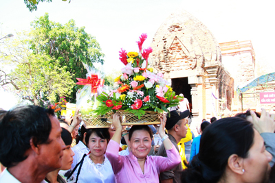 Carrying offerings on head.