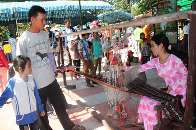 Making broadcade is a traditional handicraft of Cham people.