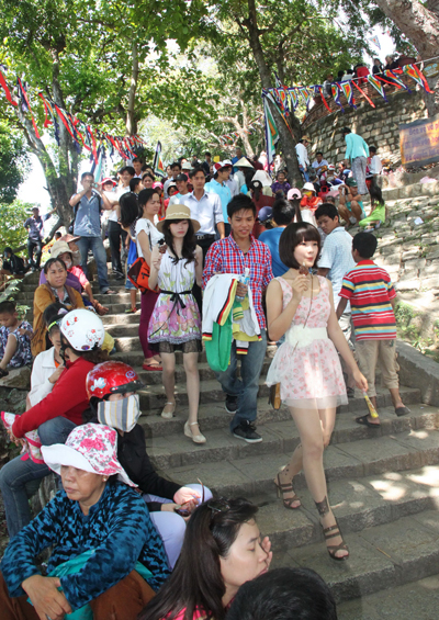 A lot of tourists come to festival.