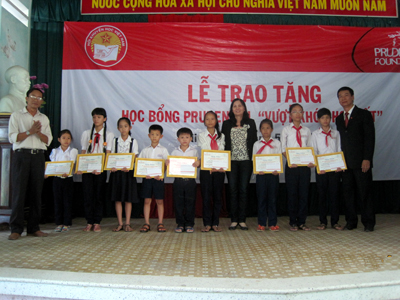 20 scholarships awarded to students in Ninh Hoa
