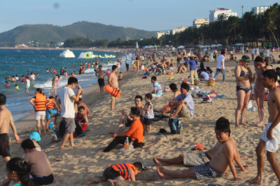 People flock into Nha Trang beach to avoid heat