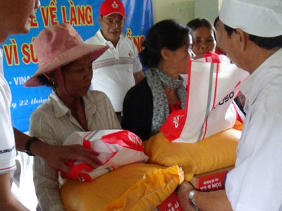 Khanh Hoa Medical College gives gifts, medical treatment to the poor