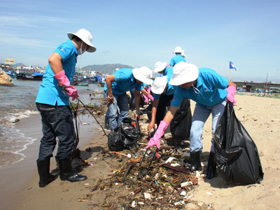 Over 60 join clean-up effort at Cai River breakwater