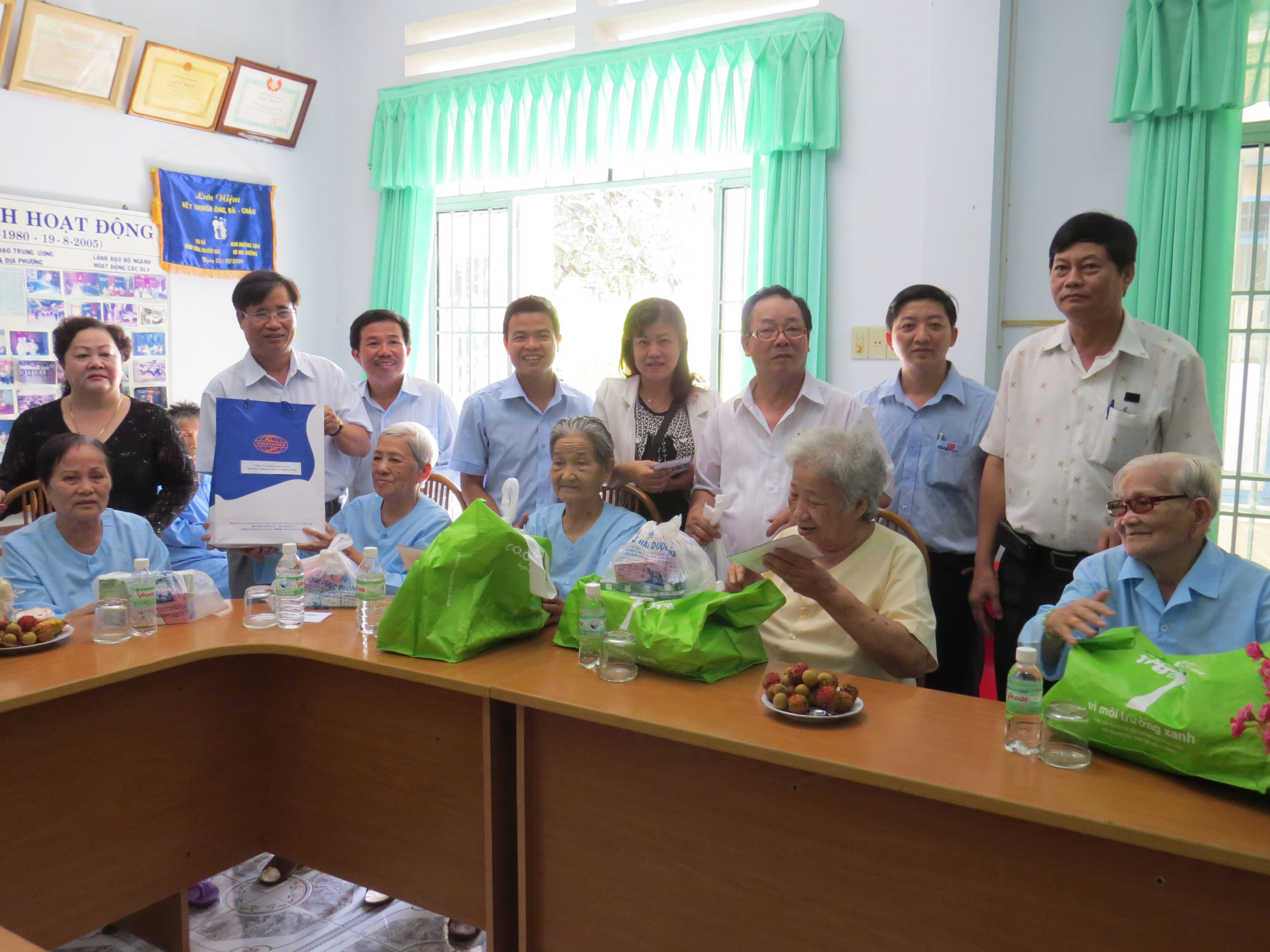 Gifts offered to Home for the Elderly, Loc Tho Pagoda