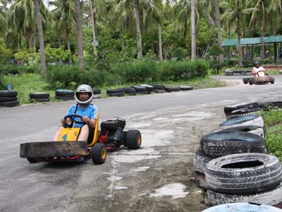 Experiencing F1 motor racing in Monkey Island
