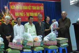 300 gifts offered to the poor in Khanh Vinh