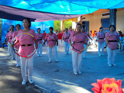 Senior citizens join internal martial arts and music exchange