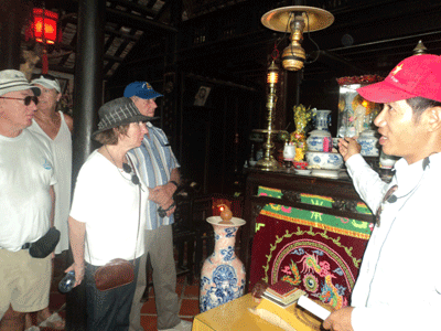 Guiding tourists in Phu Vinh ancient village