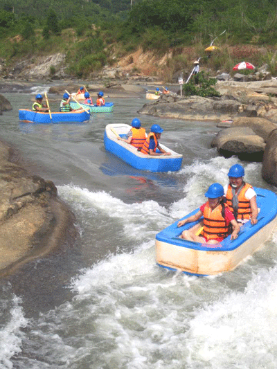Rafting race at Waterland Thach Lam Stream