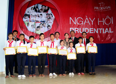 10 Prudential scholarships awarded to students in Ninh Hoa